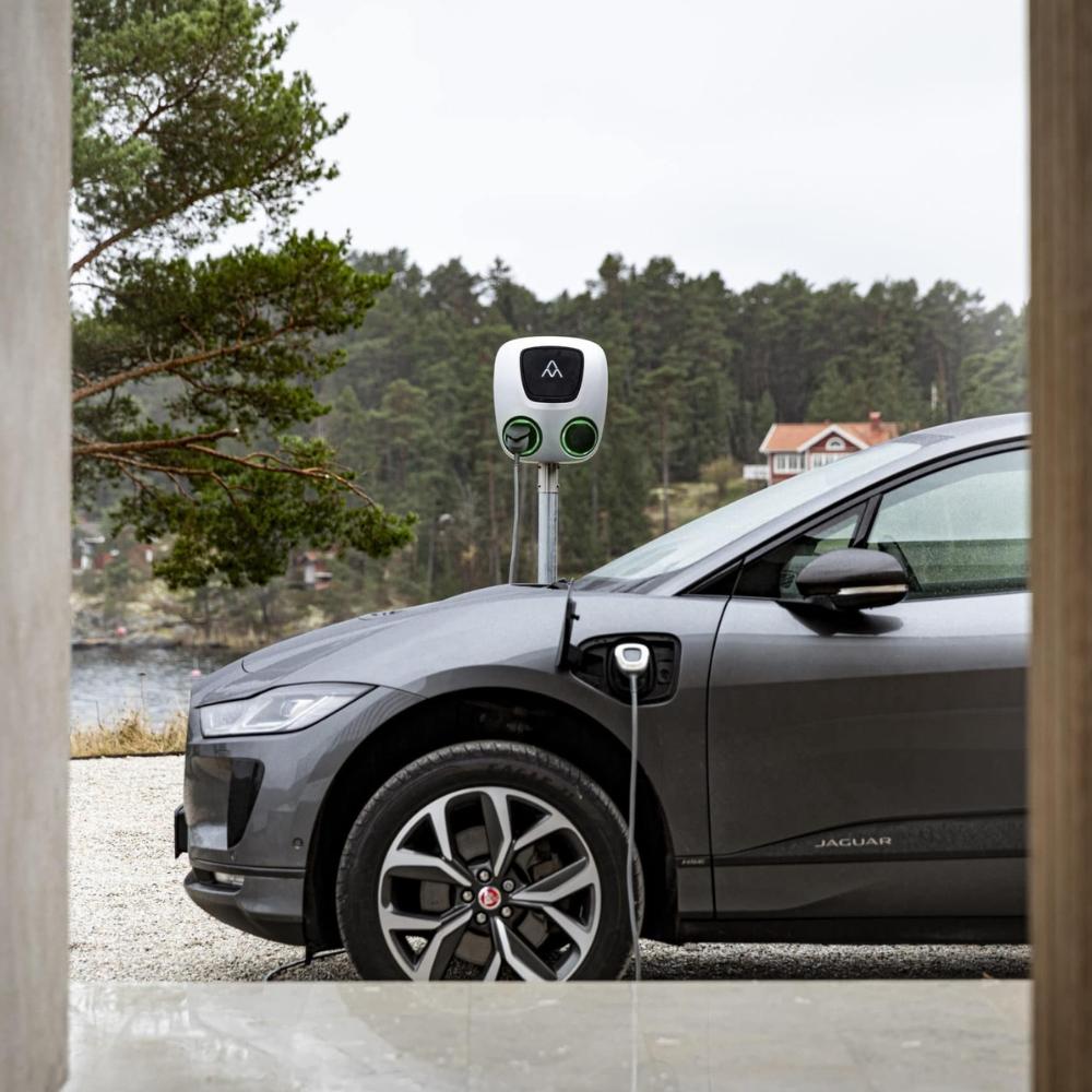 Podwójna ładowarka do samochodów elektrycznych z WiFi 2 x 22kW Charge Amps Aura Gniazda z odnośnikiem 101010 od marki CHARGE AMPS